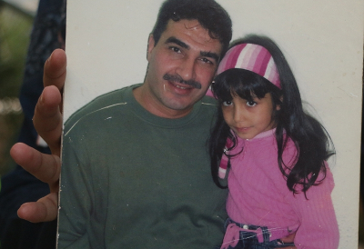 Yara à l'âge de 6 ans, avec son père